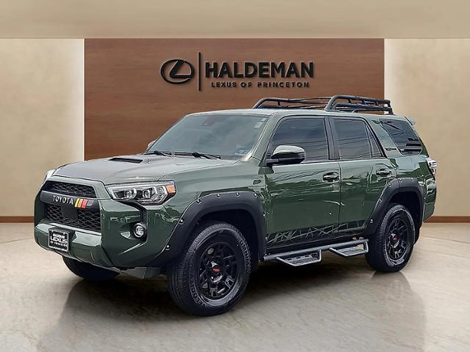 Used 2020 Hunter Green Toyota  image 3