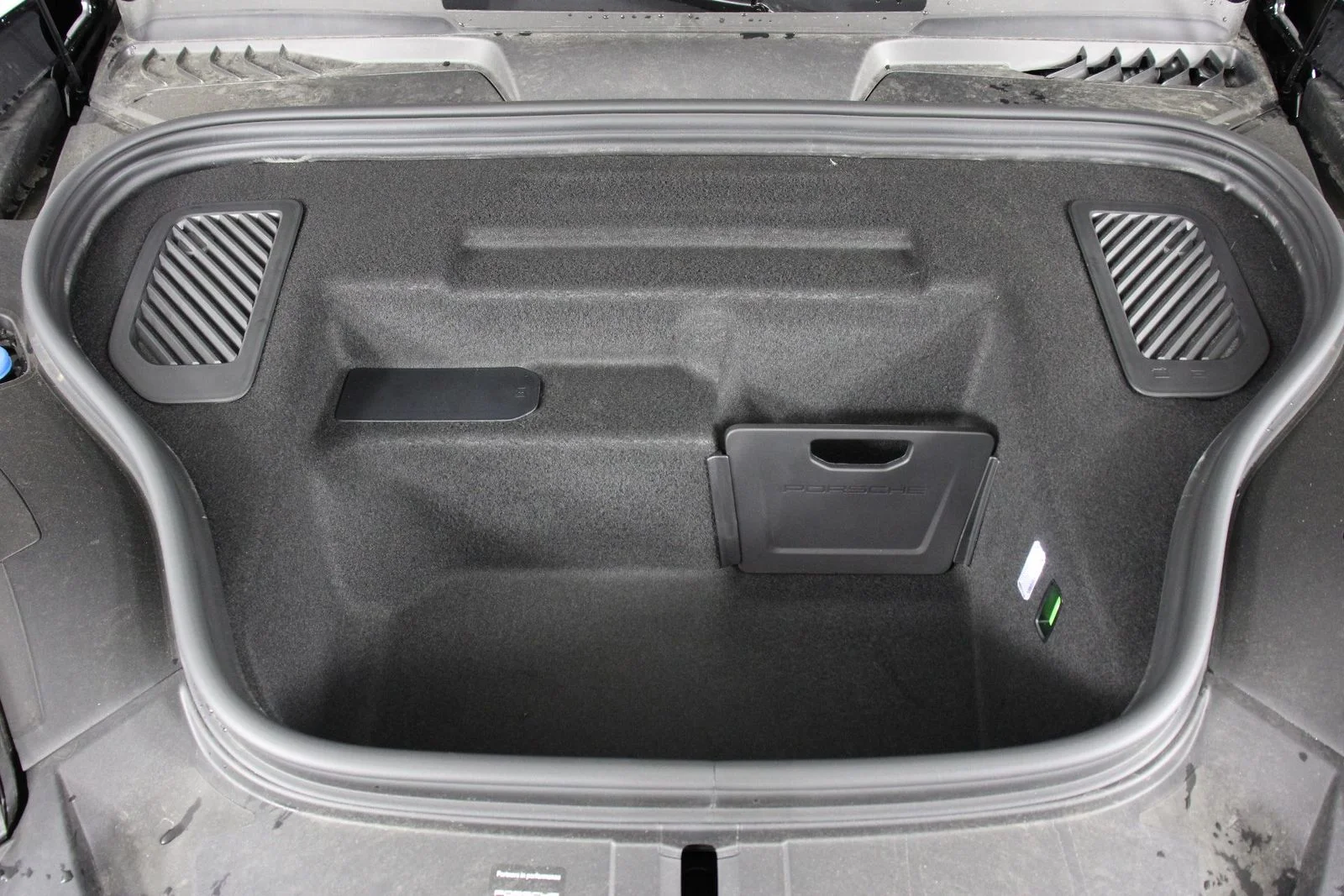 2025 Porsche Macan Turbo Electric - Photo 20