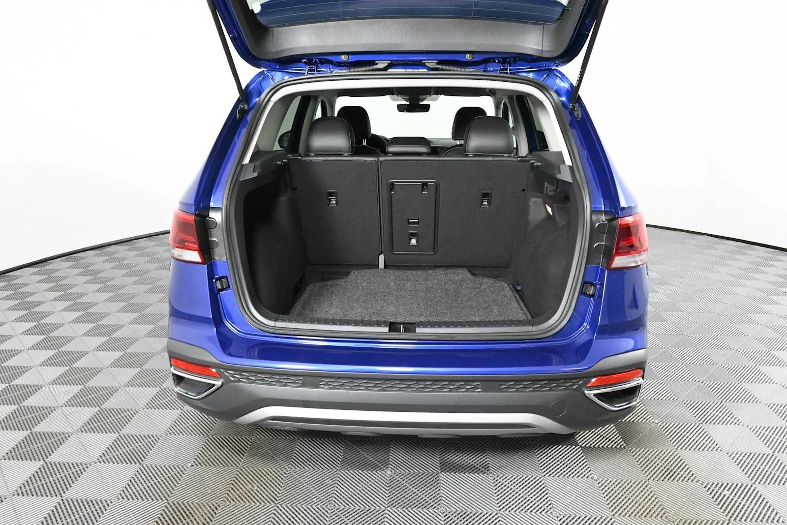 Certified Used 2023 Dusk Blue Metallic Volkswagen SE image 13
