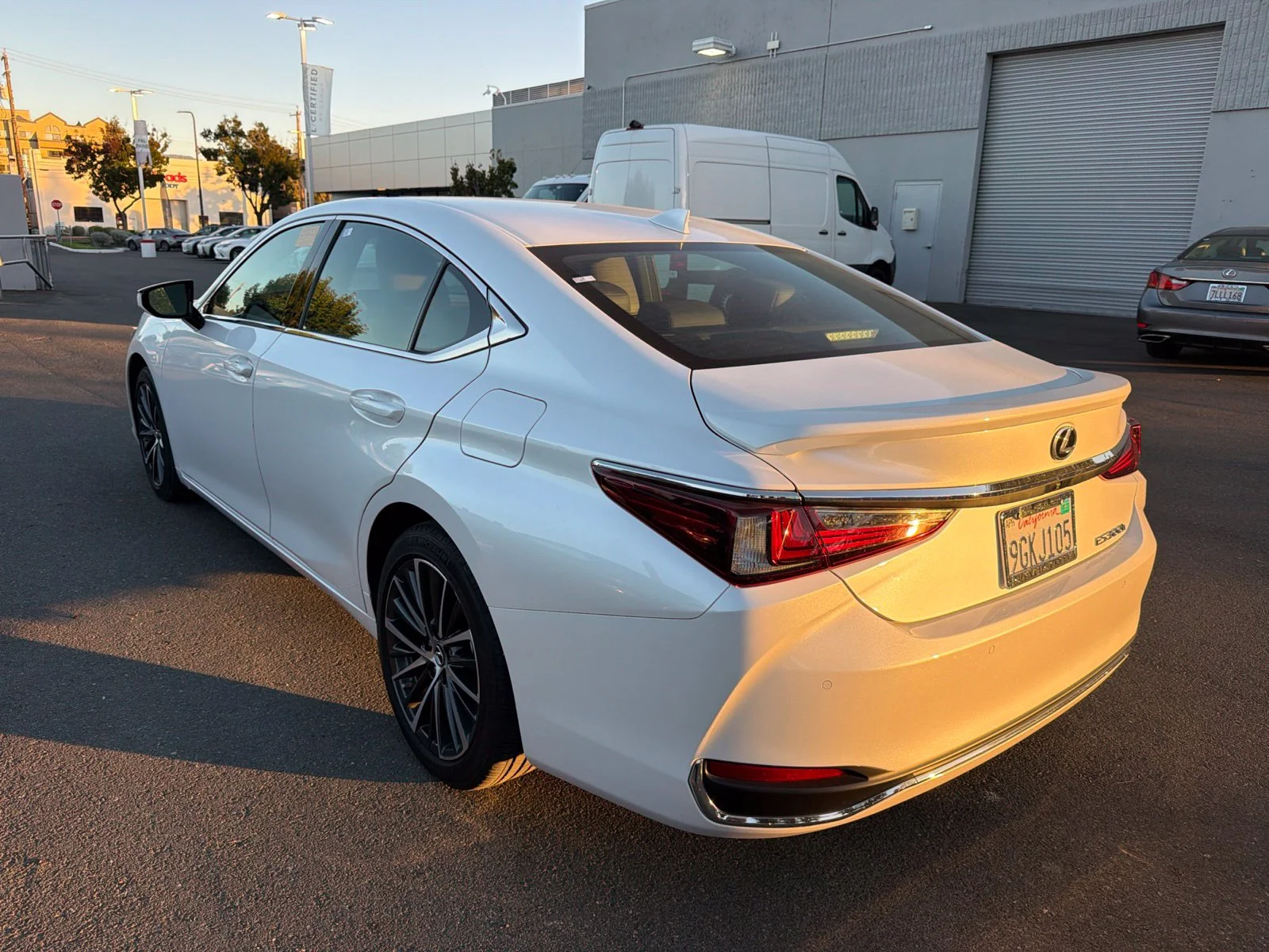 Used 2023 White Pearl Lexus 300h image 4