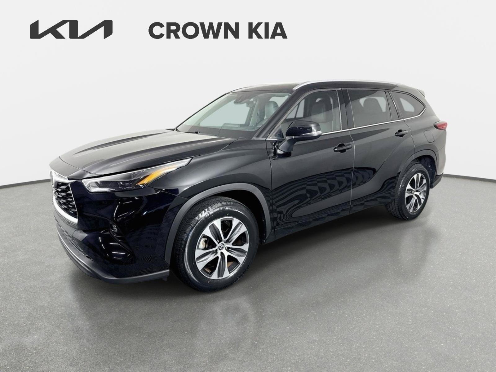 Used 2022 Midnight Black Metallic Toyota XLE image 1