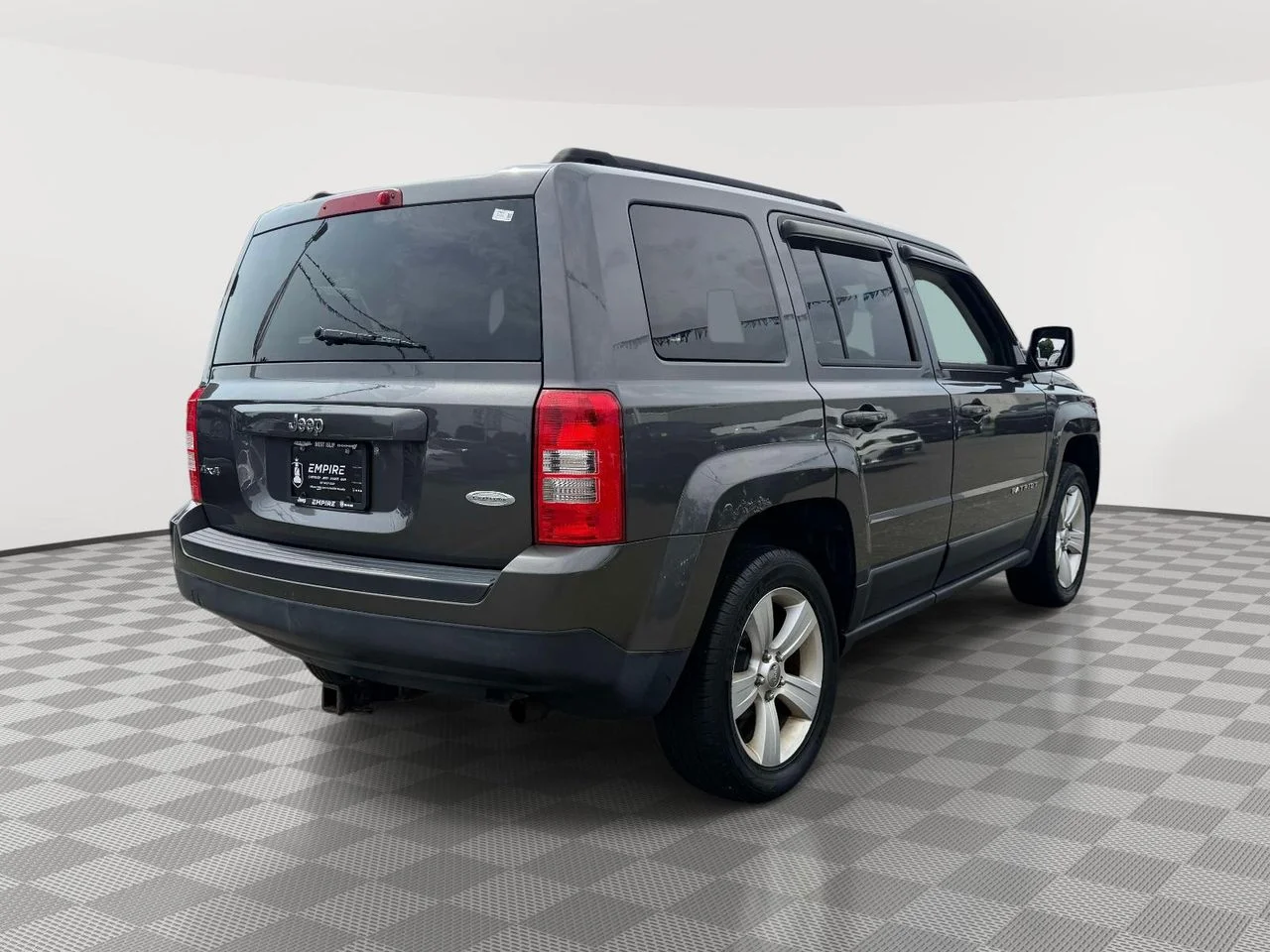 Used 2015 Granite Crystal Metallic Clearcoat Jeep Latitude image 9
