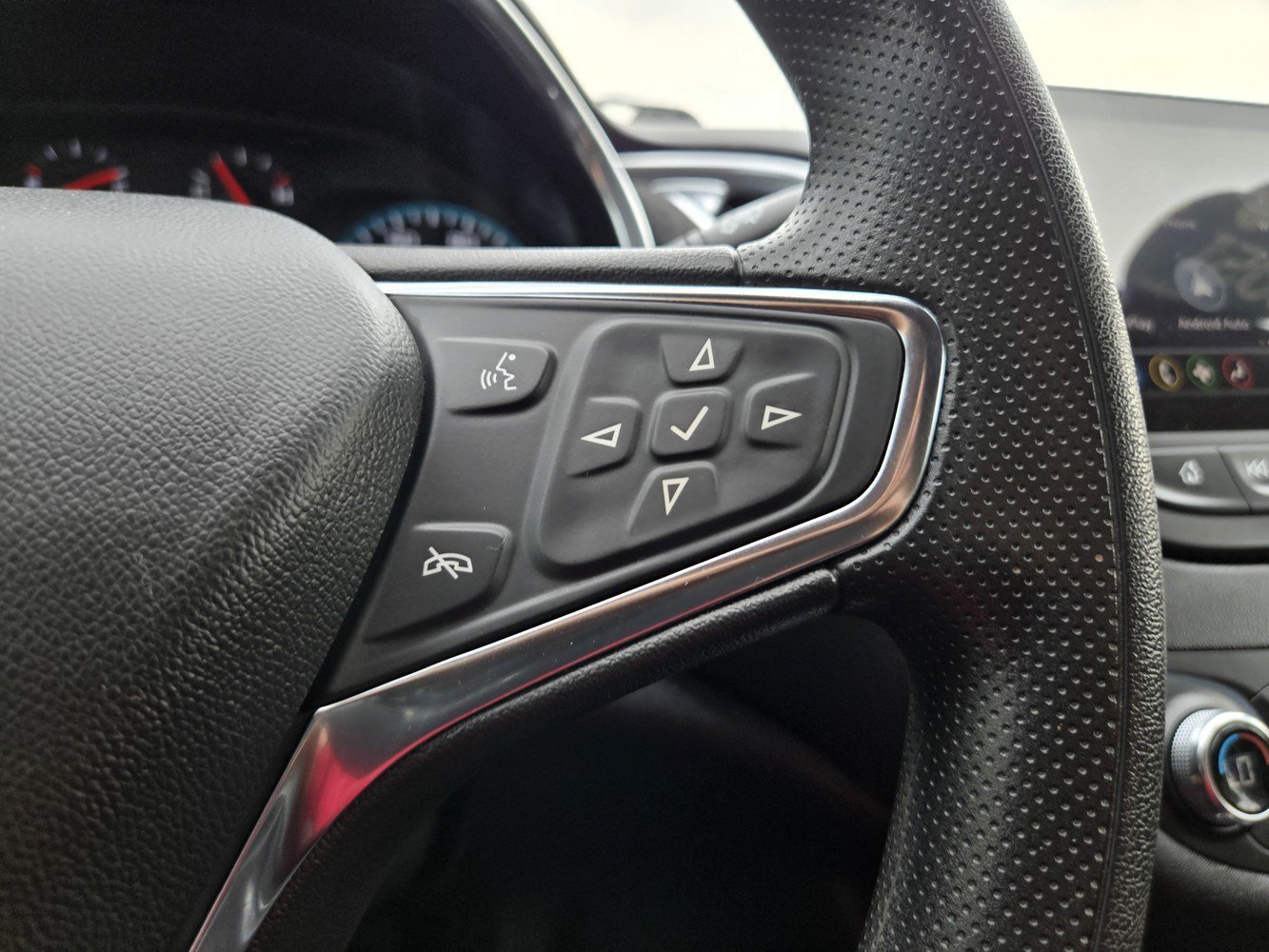 Used 2021 SUMMIT WHITE Chevrolet LT image 17