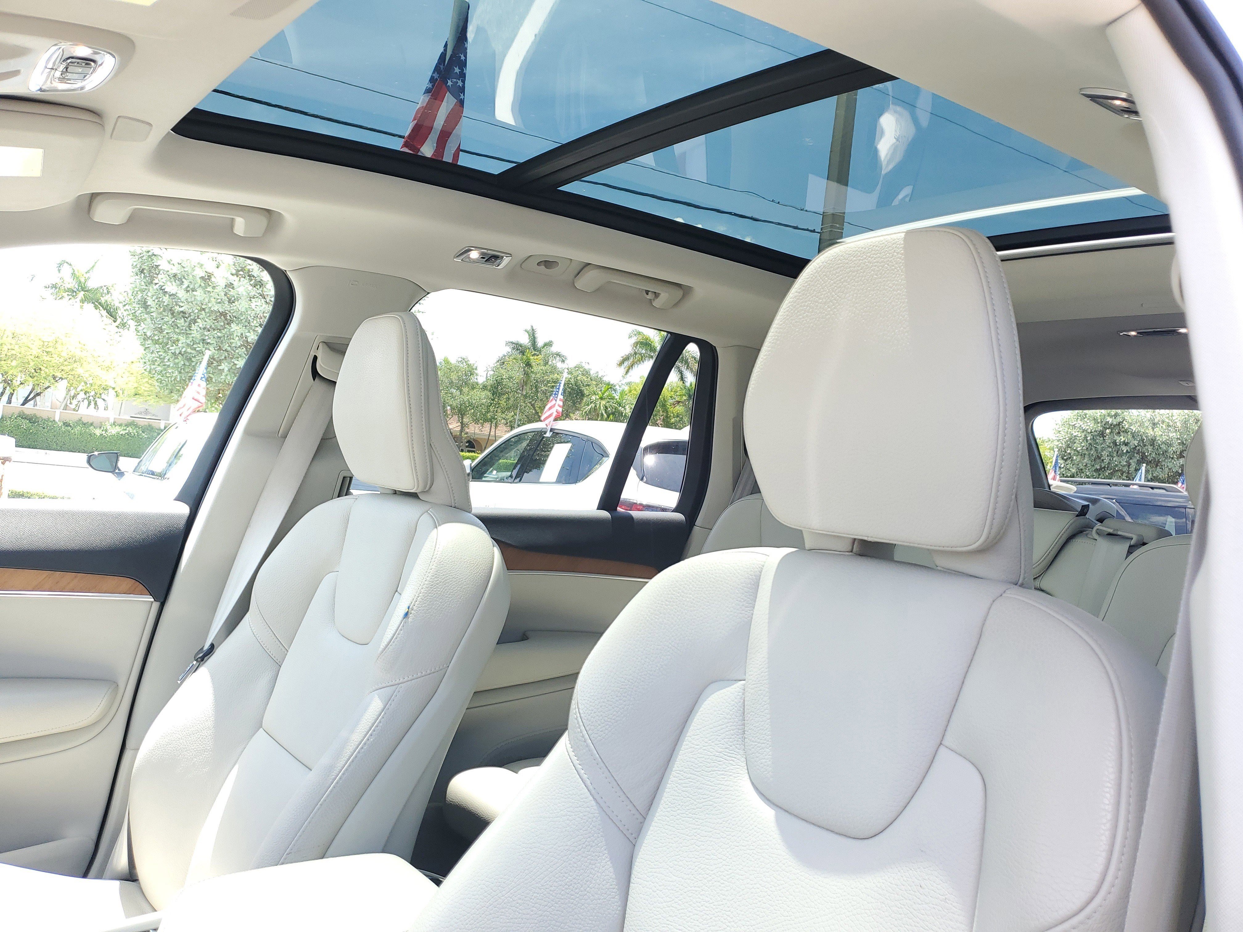 Used 2022 Bright Silver Metallic Volvo Momentum image 21