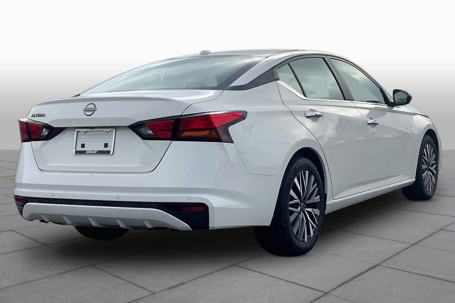 Used 2025 Glacier White Nissan SV image 13