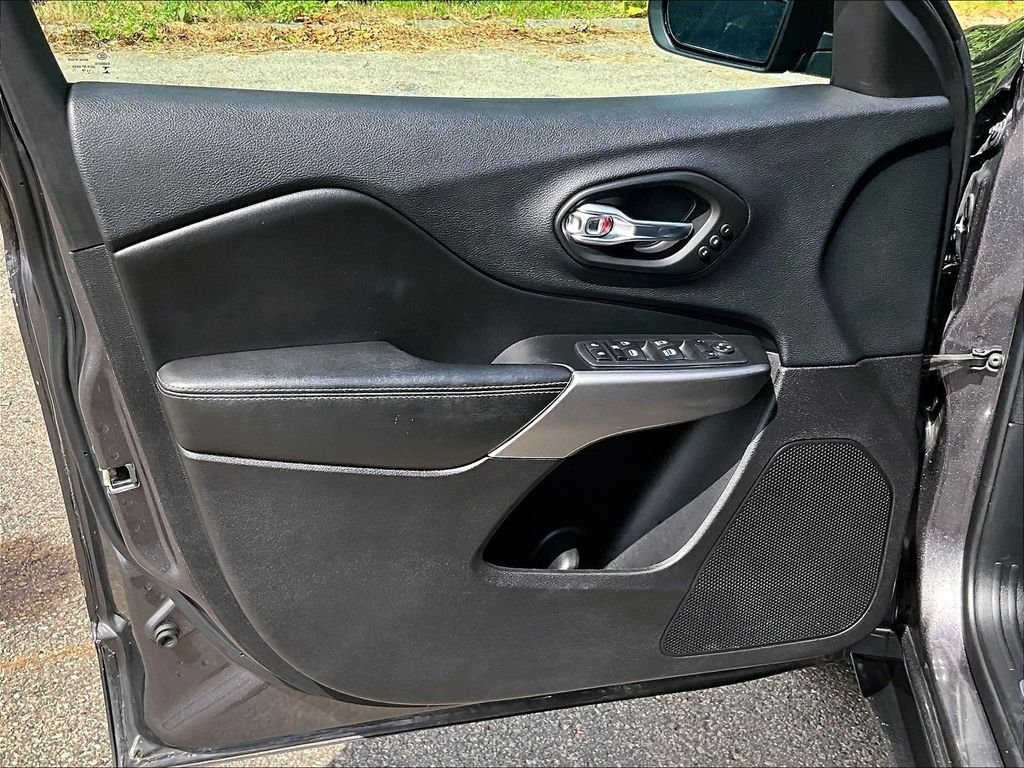 Used 2020 Gray Jeep Limited image 9