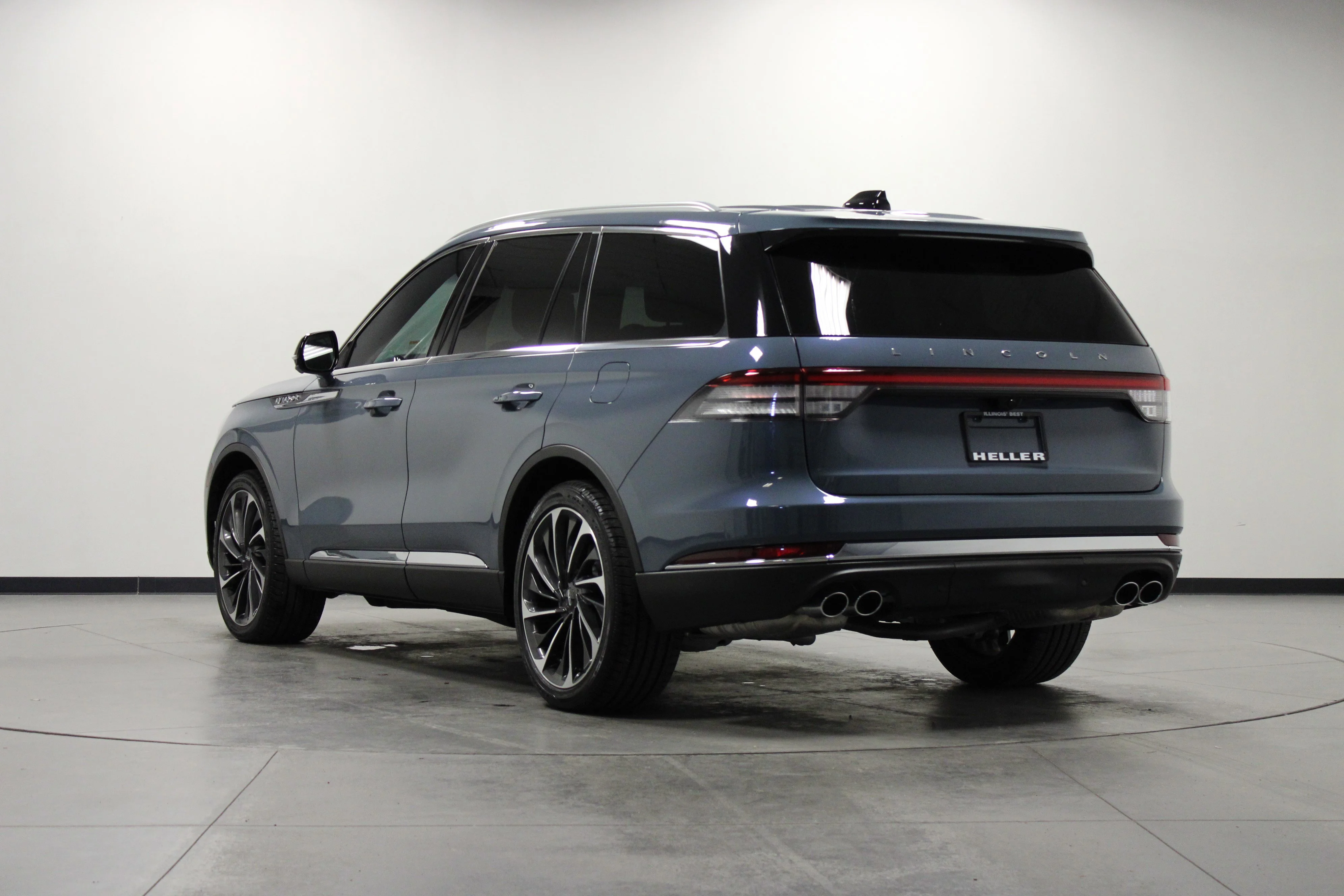 Used 2025 Whisper Blue Metallic Clearcoat Lincoln Reserve image 6