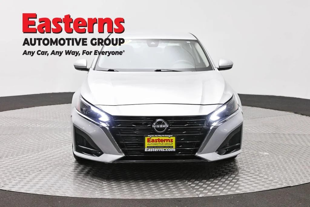 Used 2023 Silver Nissan 2.5 S image 2