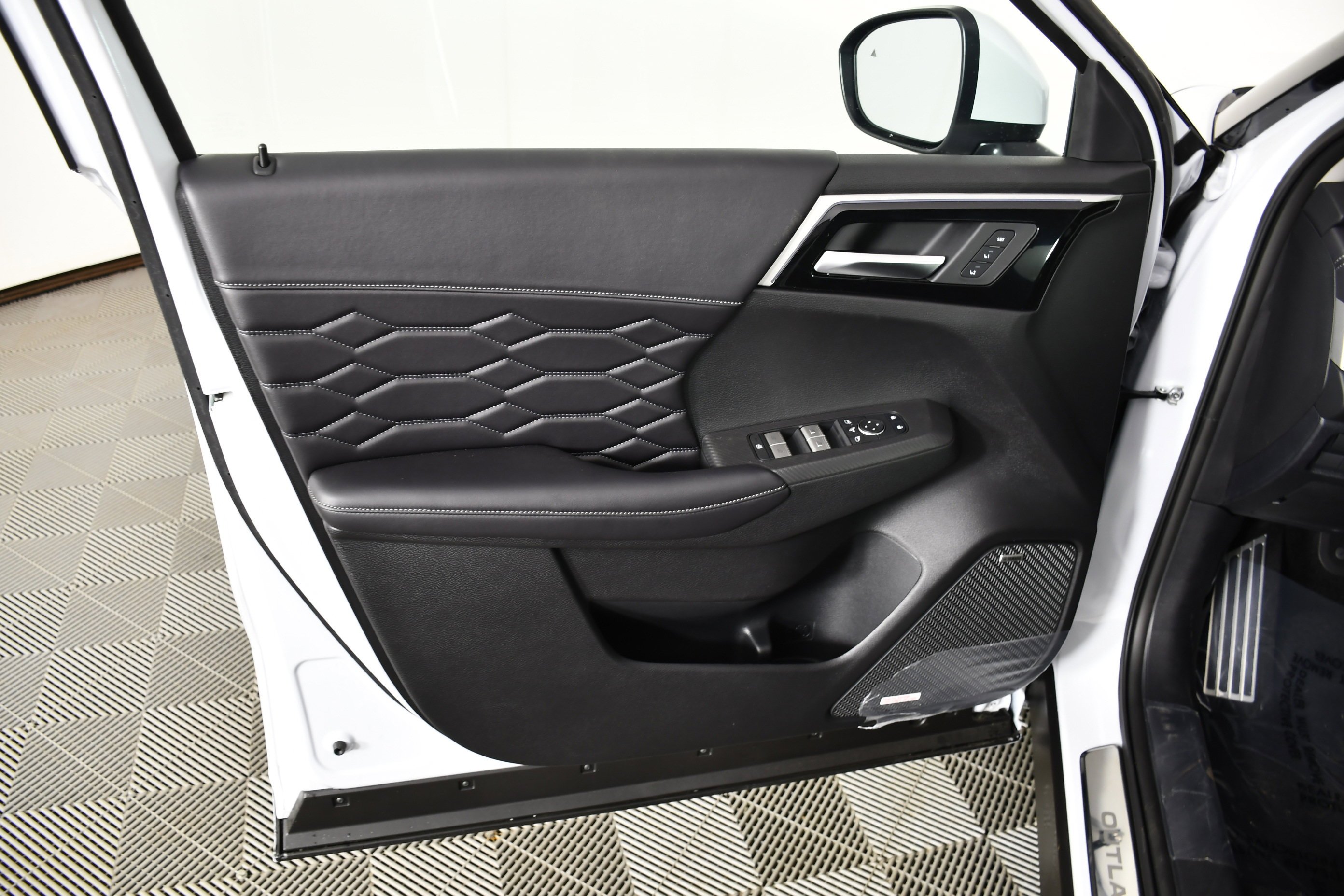 New 2026 White Diamond Mitsubishi SEL image 25