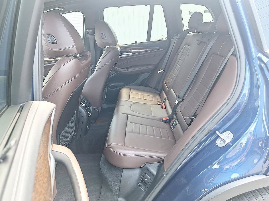 Used 2019 Blue Metallic BMW xDrive30i image 12