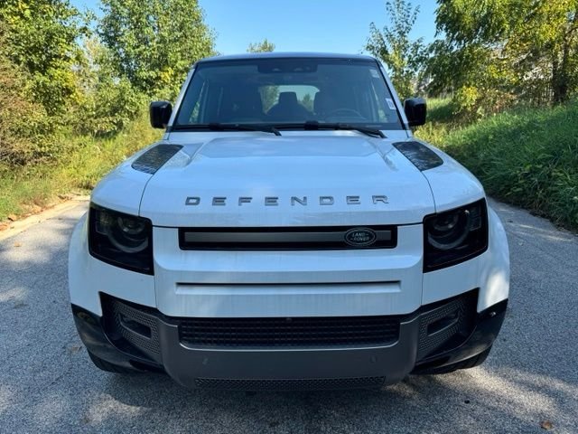 Used 2024 Fuji White Land Rover X-Dynamic SE image 3