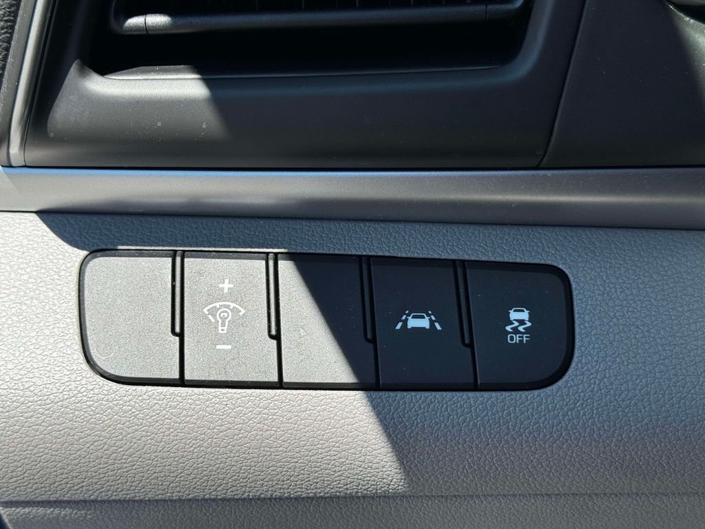 Used 2020 Blue Hyundai SE image 17