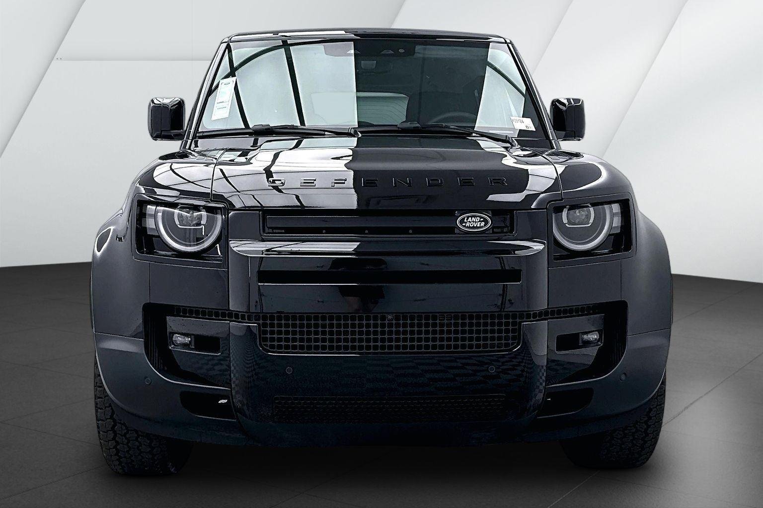 New 2026 Santorini Black Metallic Land Rover S image 2