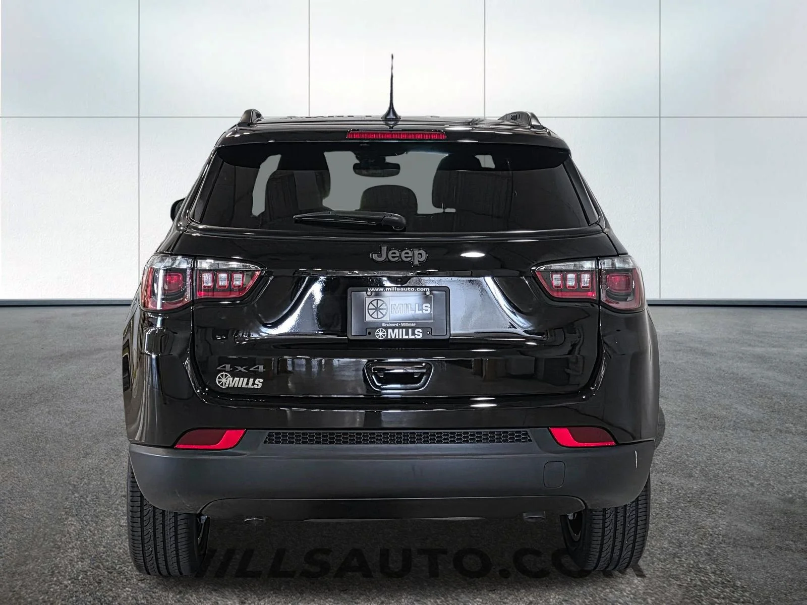 New 2026 Diamond Black Crystal Pearl-Coat Exterior Paint Jeep Latitude image 6