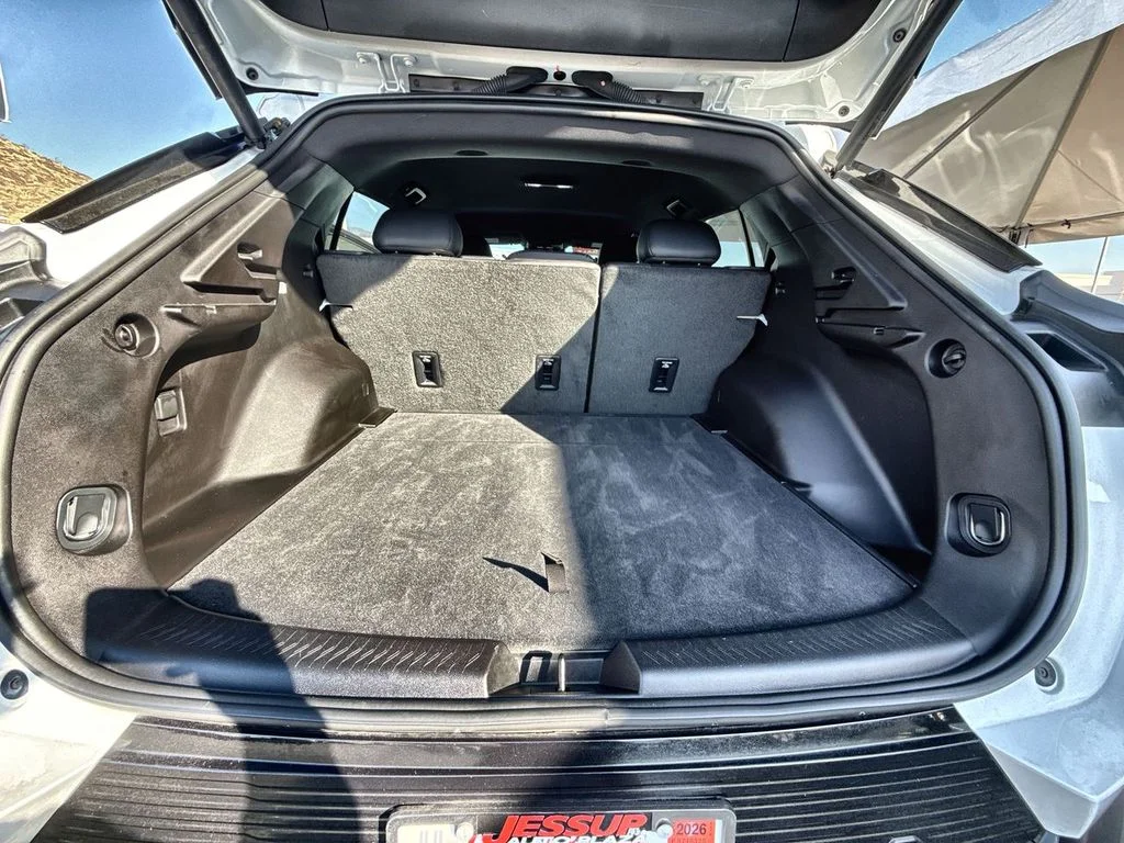 Used 2024 Summit White Chevrolet LT image 25