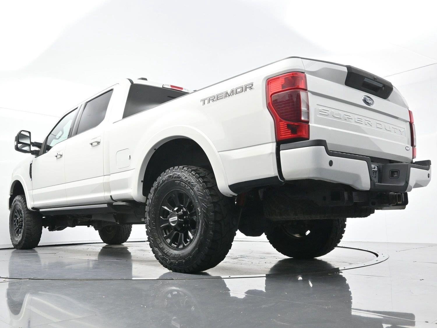 Used 2022 Star White Metallic Tri-Coat Ford LARIAT image 50