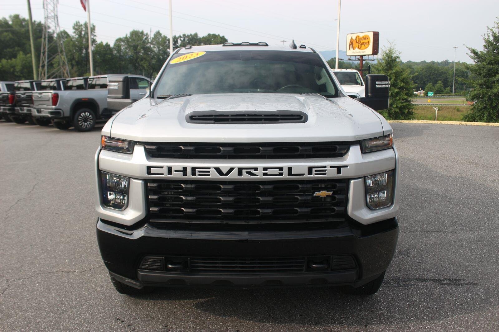 Used 2023 Silver Ice Metallic Chevrolet Custom image 3