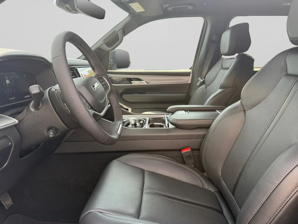 New 2026 Bright White Clear-Coat Exterior Paint Jeep Limited Altitude image 10