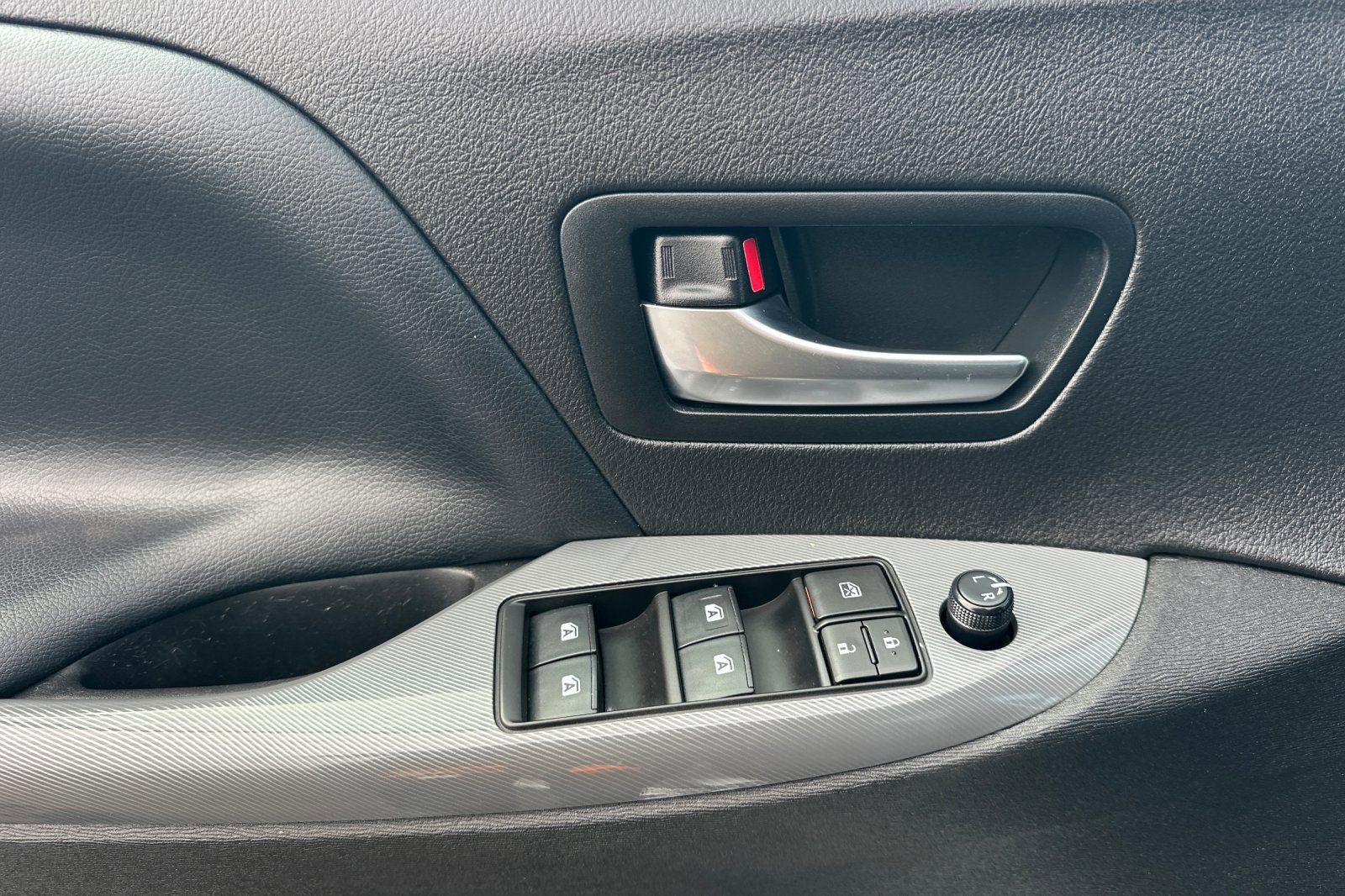 2020 Toyota Sienna SE - Photo 11