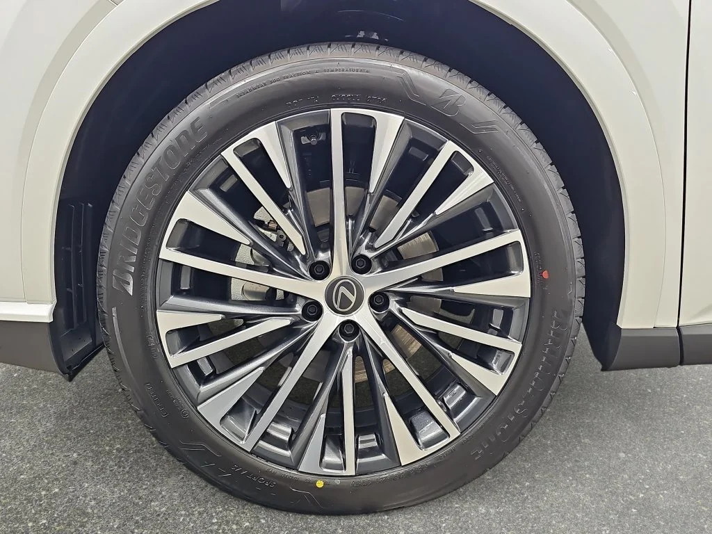 New 2026 Eminent White Pearl Lexus PREMIUM PLUS image 31