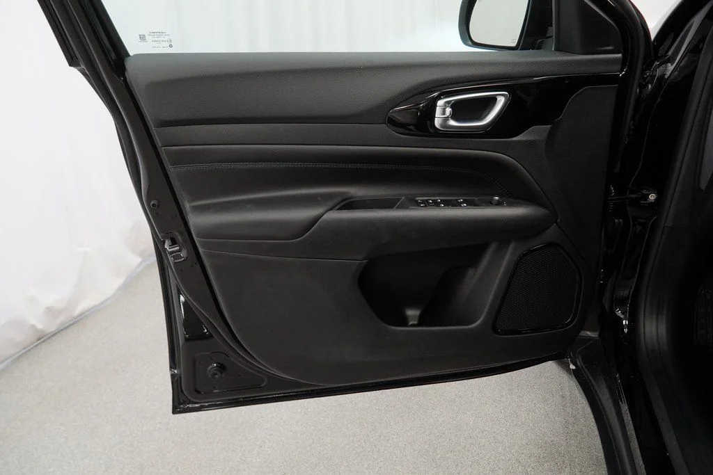 New 2026 Diamond Black Crystal Pearlcoat Jeep Latitude image 29
