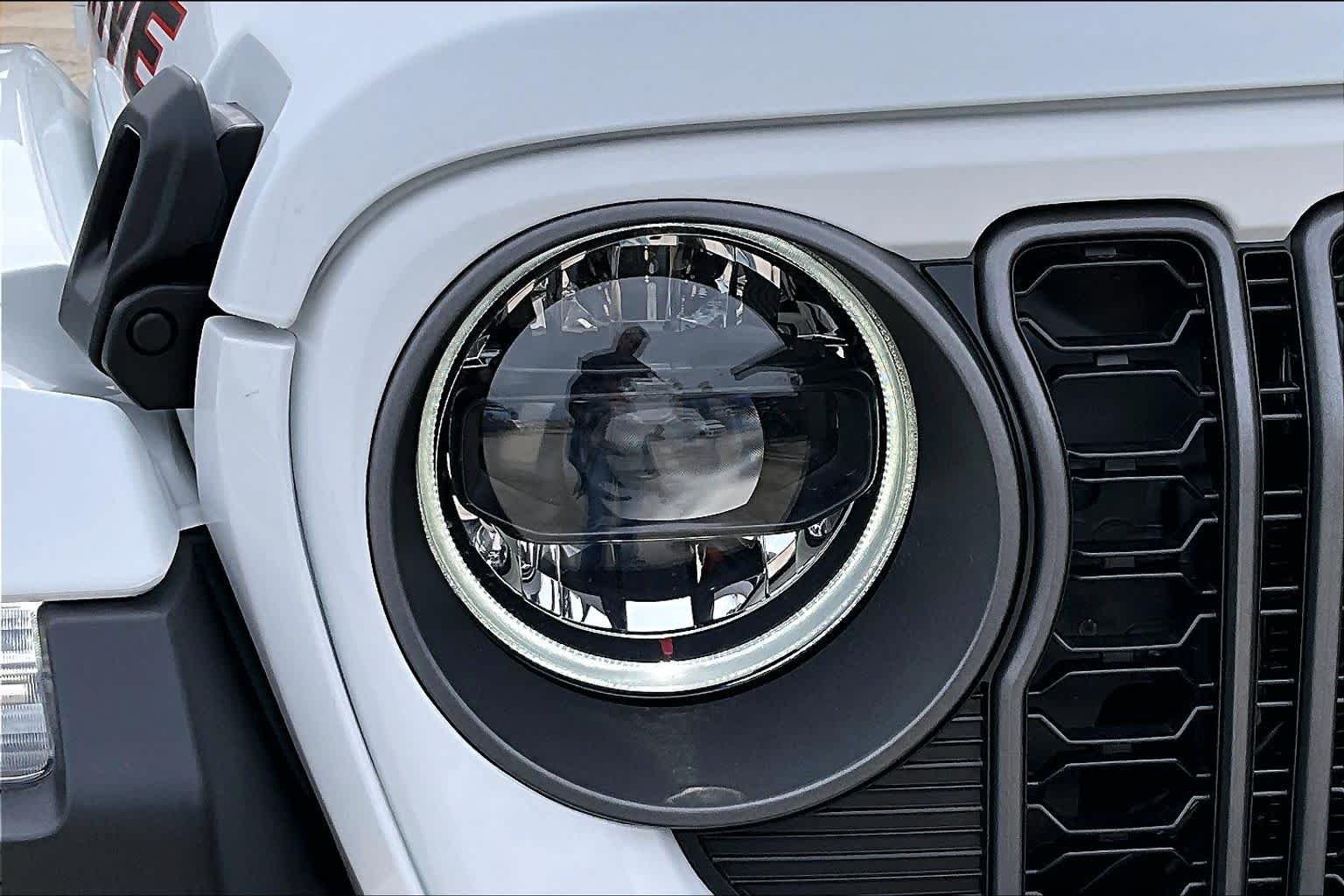 New 2026 Bright White Clear-Coat Exterior Paint Jeep Mojave X image 14