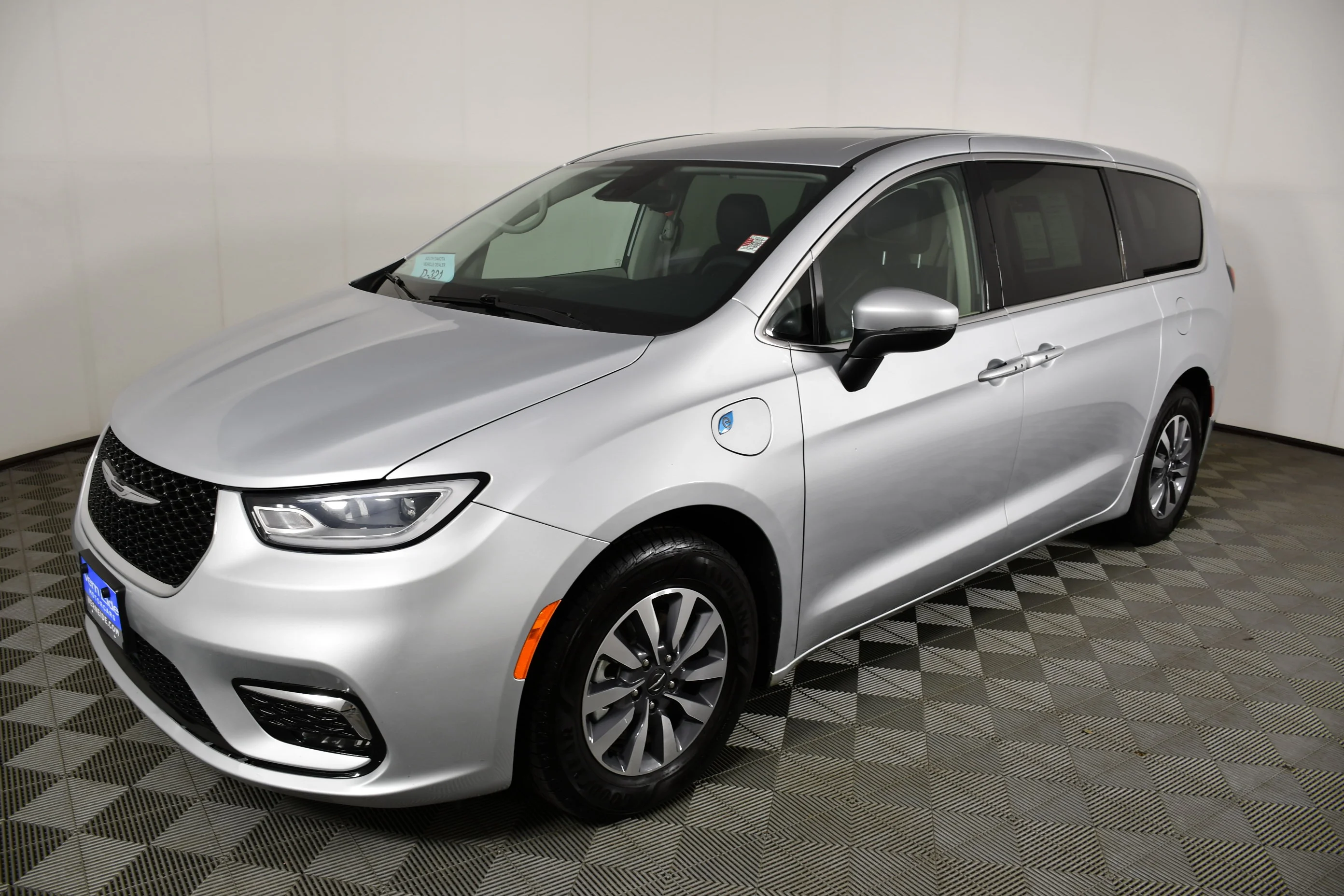 Used 2023 Silver Mist Clearcoat Chrysler Hybrid Touring L image 10