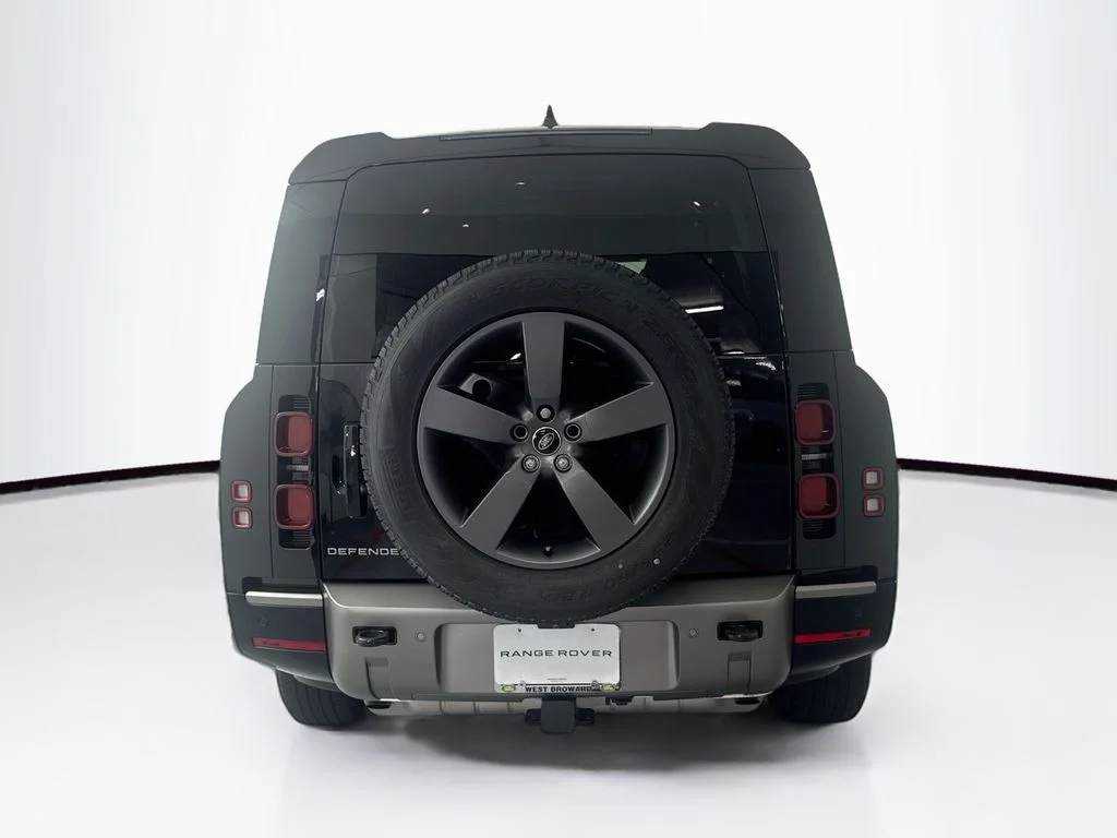 Used 2025 Black Land Rover X-Dynamic SE image 6