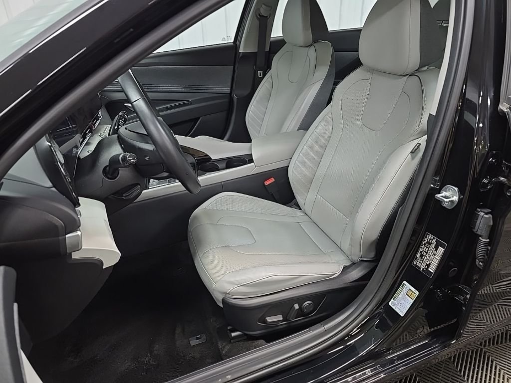 Used 2023 Black Hyundai Limited image 26