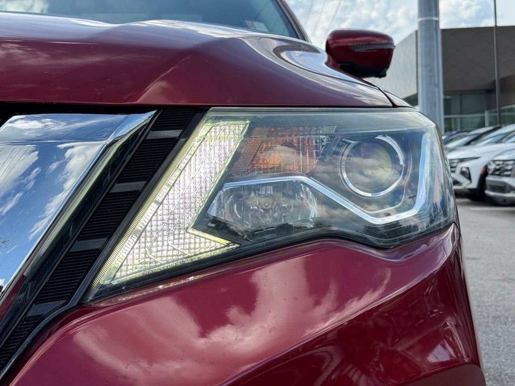Used 2018 Red Nissan SL image 10