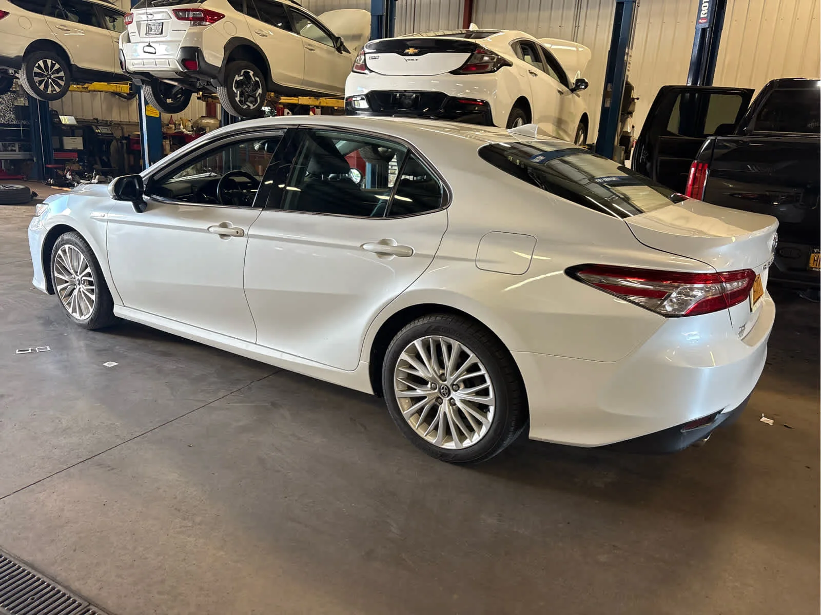 Used 2020 Wind Chill Pearl Toyota Hybrid XLE image 4