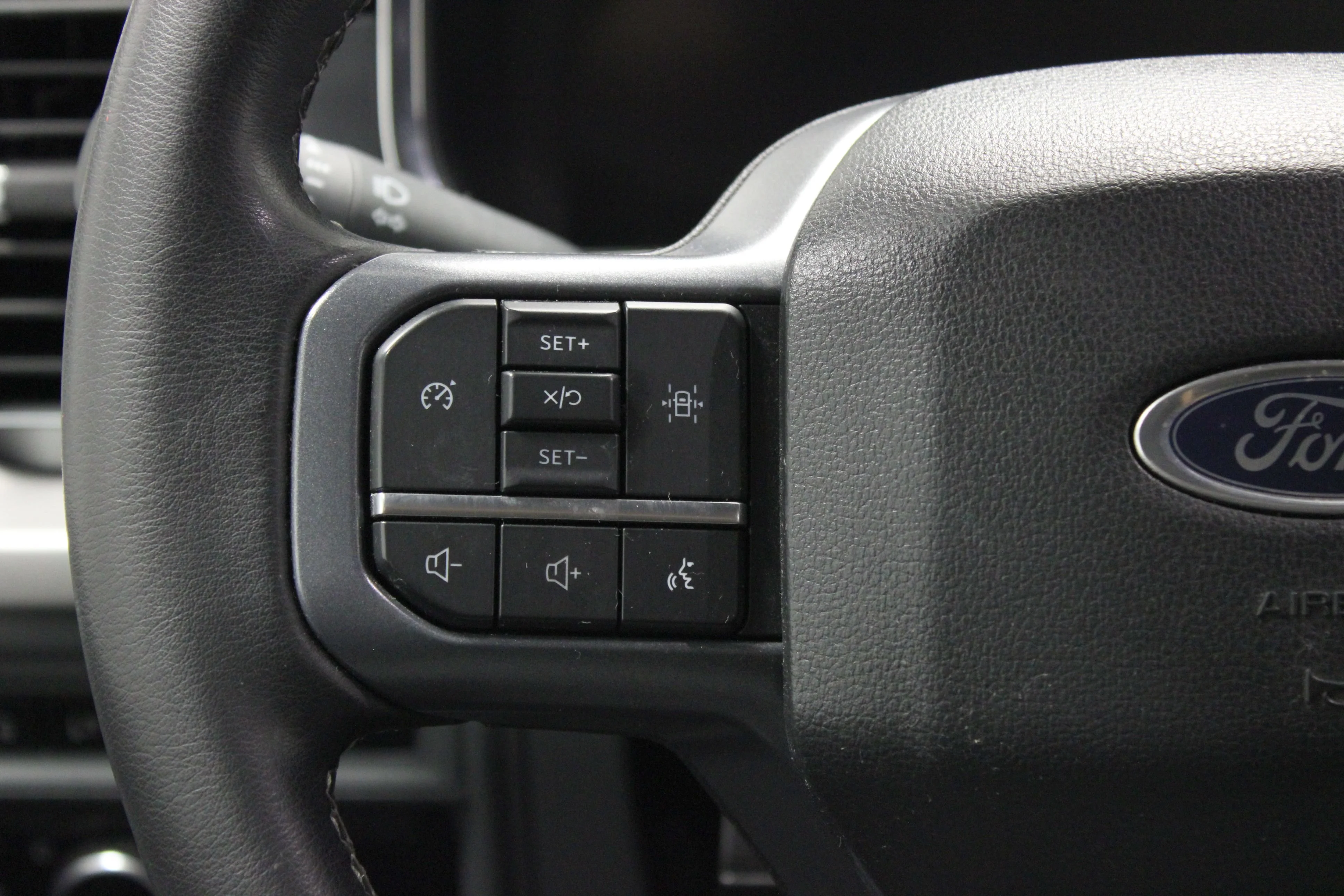 Used 2023 Oxford White Ford XLT image 24