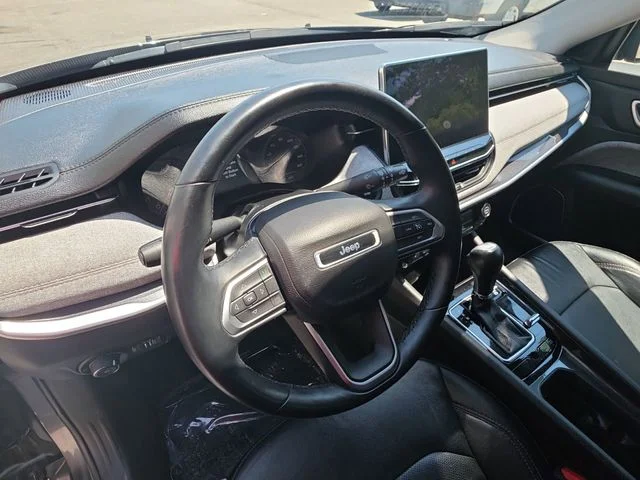 Used 2022 Gray Jeep Latitude Lux image 16