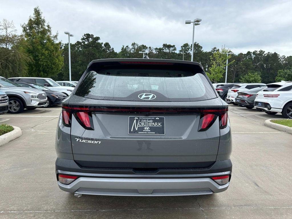 New 2025 Gray Hyundai SE FWD image 4