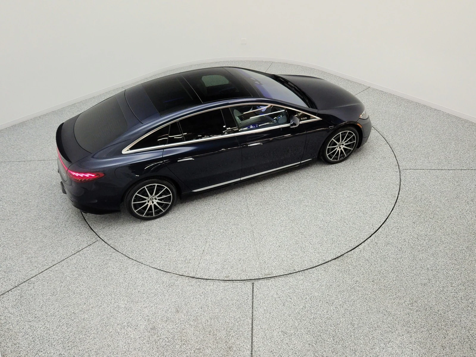Used 2023 Nautical Blue Metallic Mercedes-Benz EQS 580 4MATIC® Sedan image 11