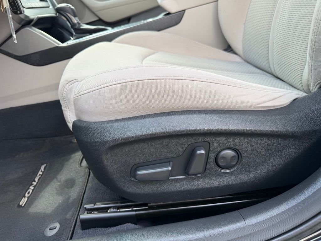 Used 2015 Black Hyundai Sport image 13