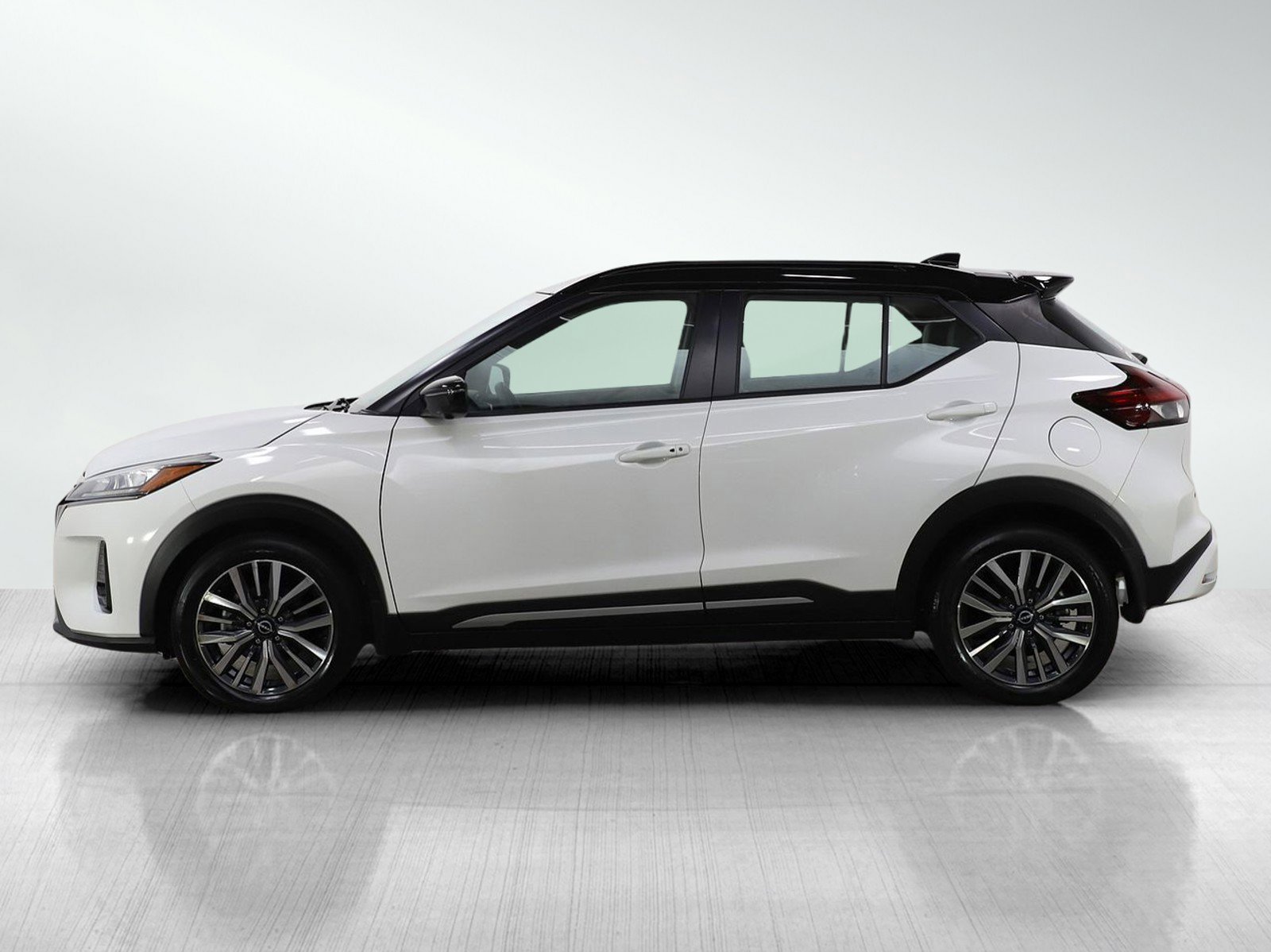 Used 2023 Nissan Kicks SR with VIN 3N1CP5DV6PL510428 for sale in Burnsville, Minnesota