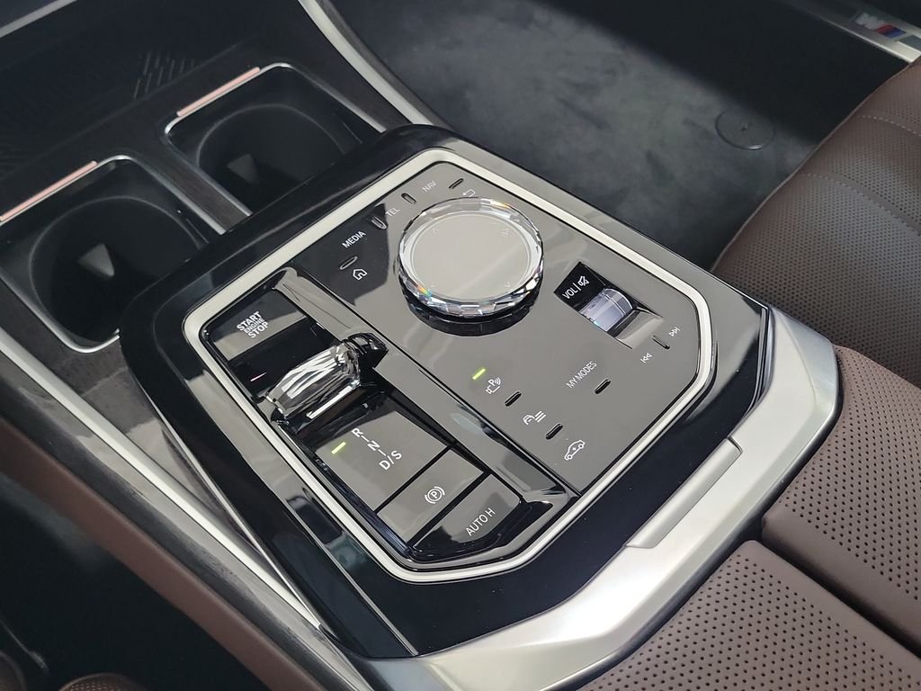 New 2026 Mineral White Metallic BMW 750e xDrive image 13