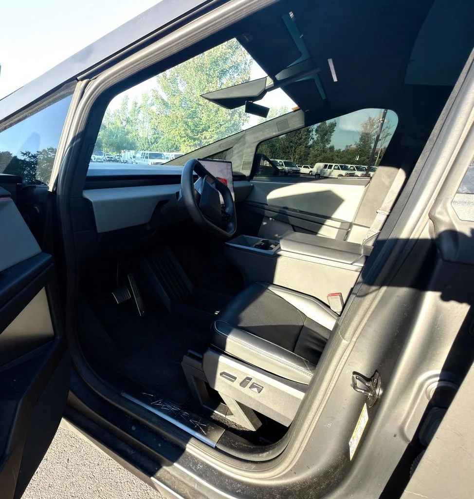 Used 2025  Tesla Base image 20