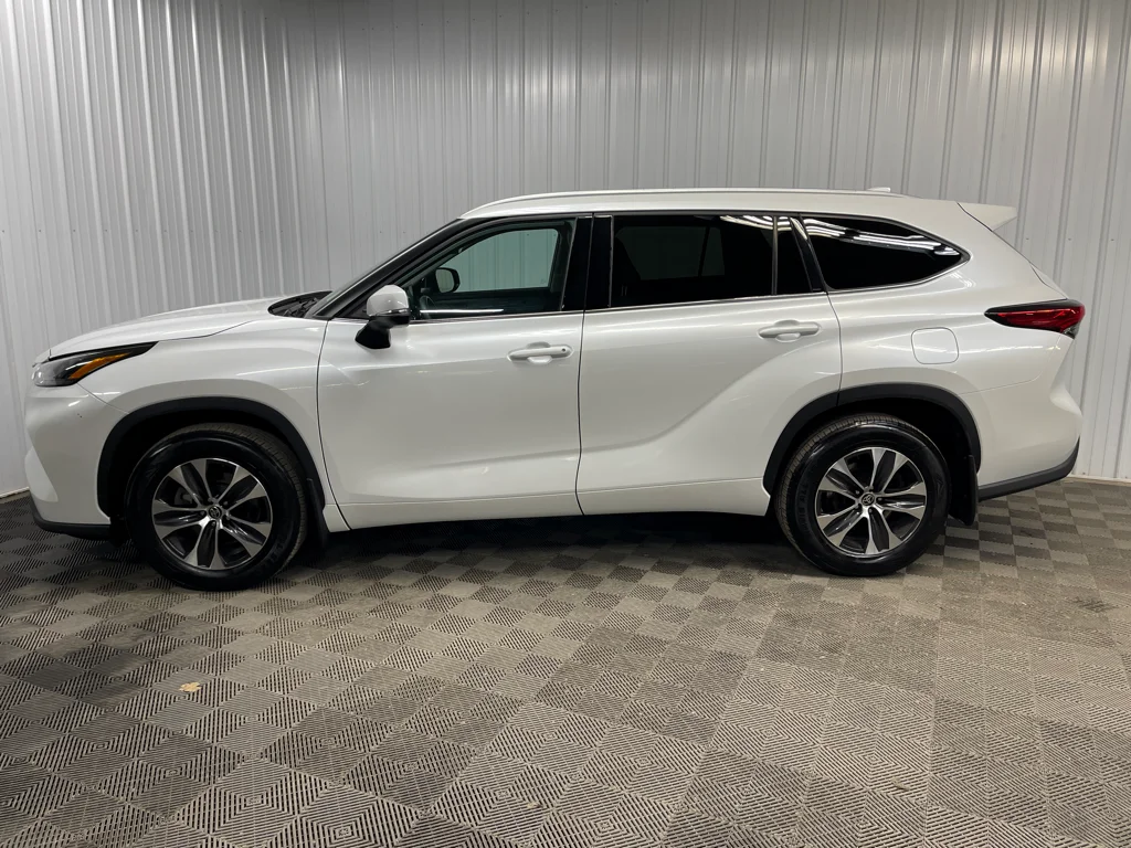 Used 2022 Beige Toyota XLE image 5