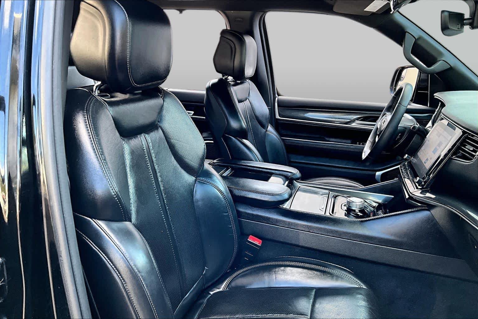 Used 2022 Diamond Black Crystal Pearlcoat Jeep Series I image 9