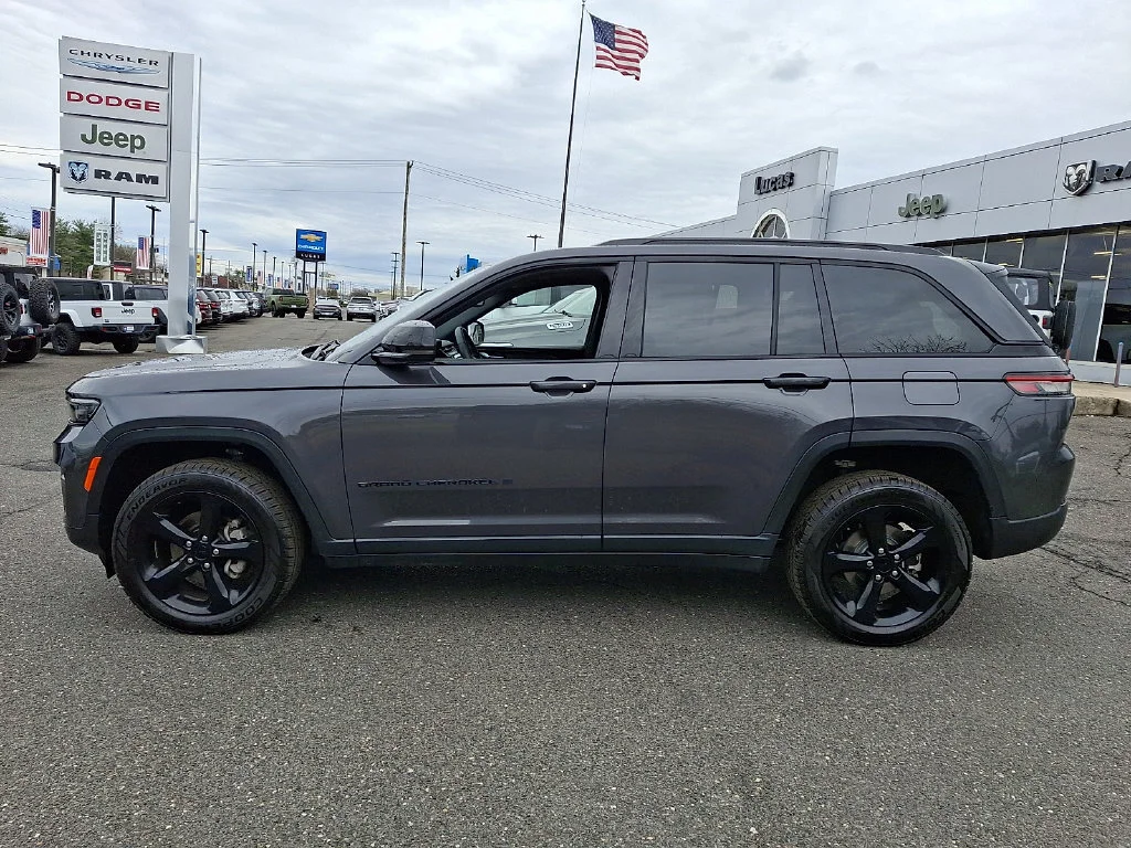 Used 2023 Baltic Gray Metallic Clearcoat Jeep Altitude image 7