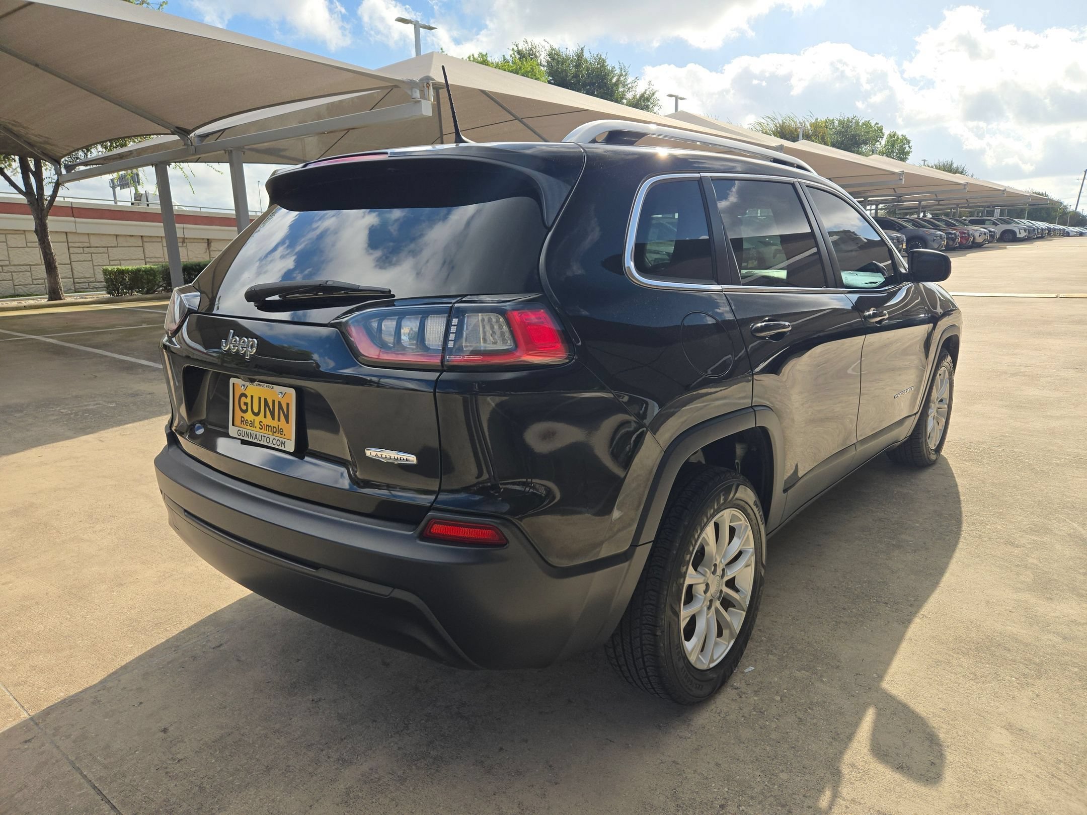 Used 2019 Diamond Black Crystal Pearlcoat Jeep Latitude image 3