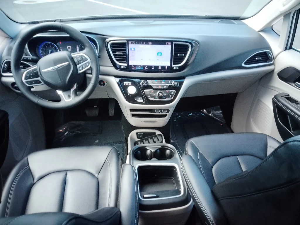 Used 2024 Silver Mist Clearcoat Chrysler Touring L image 11