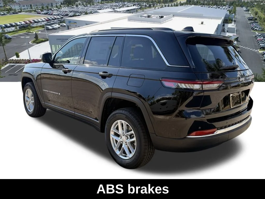 New 2026 Diamond Black Crystal Pearlcoat Jeep Laredo image 6