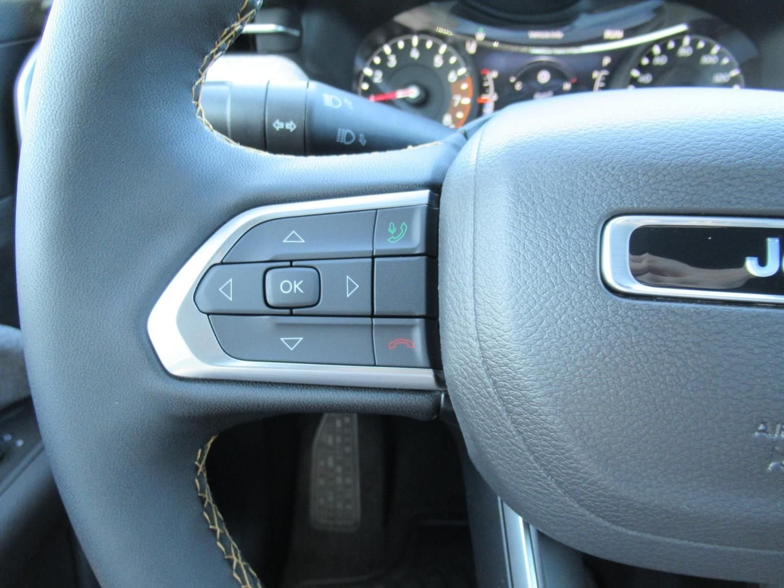 New 2026 Diamond Black Crystal Pearlcoat Jeep Latitude image 26