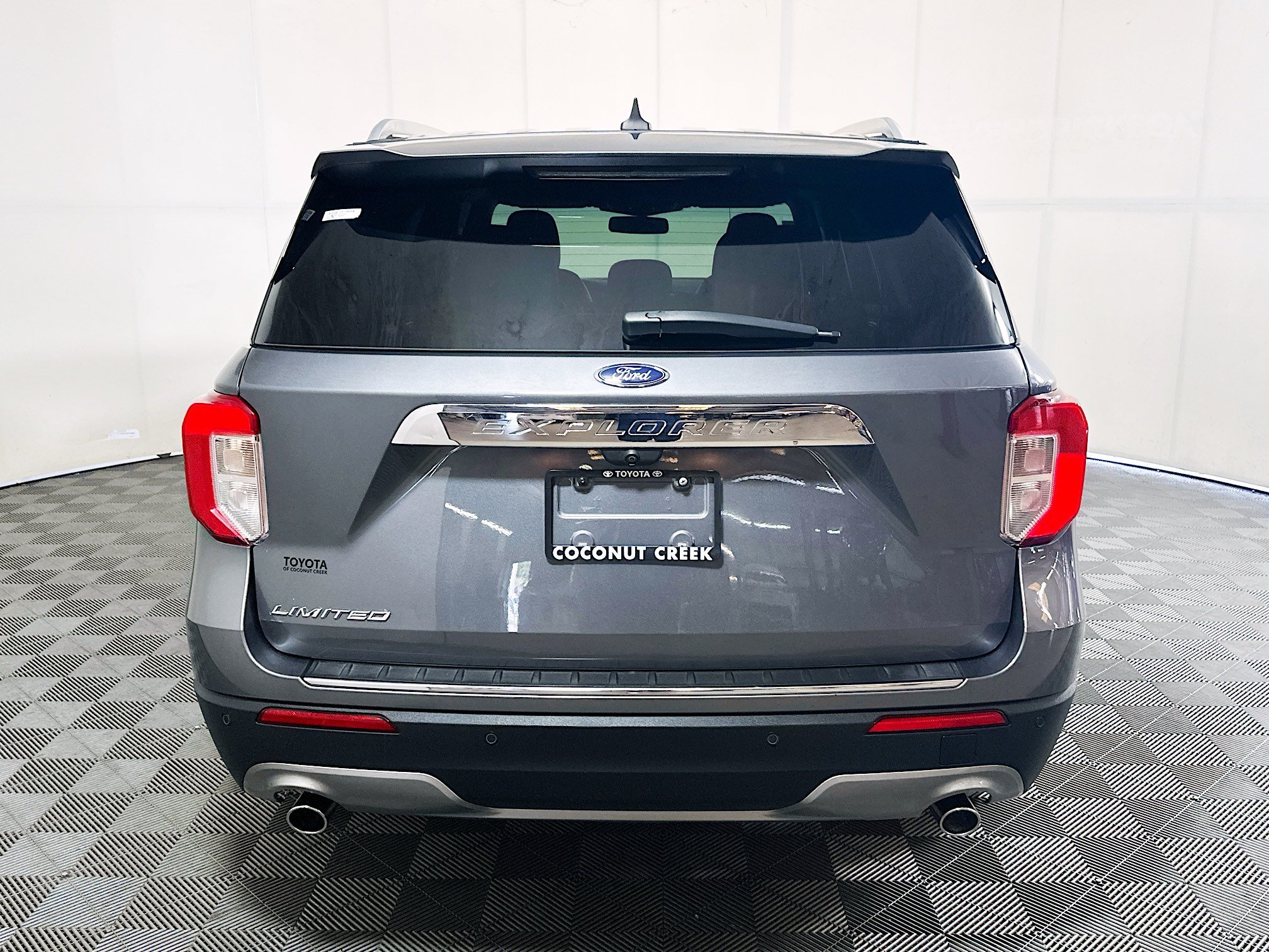 Used 2022 Gray Metallic Ford Limited image 4