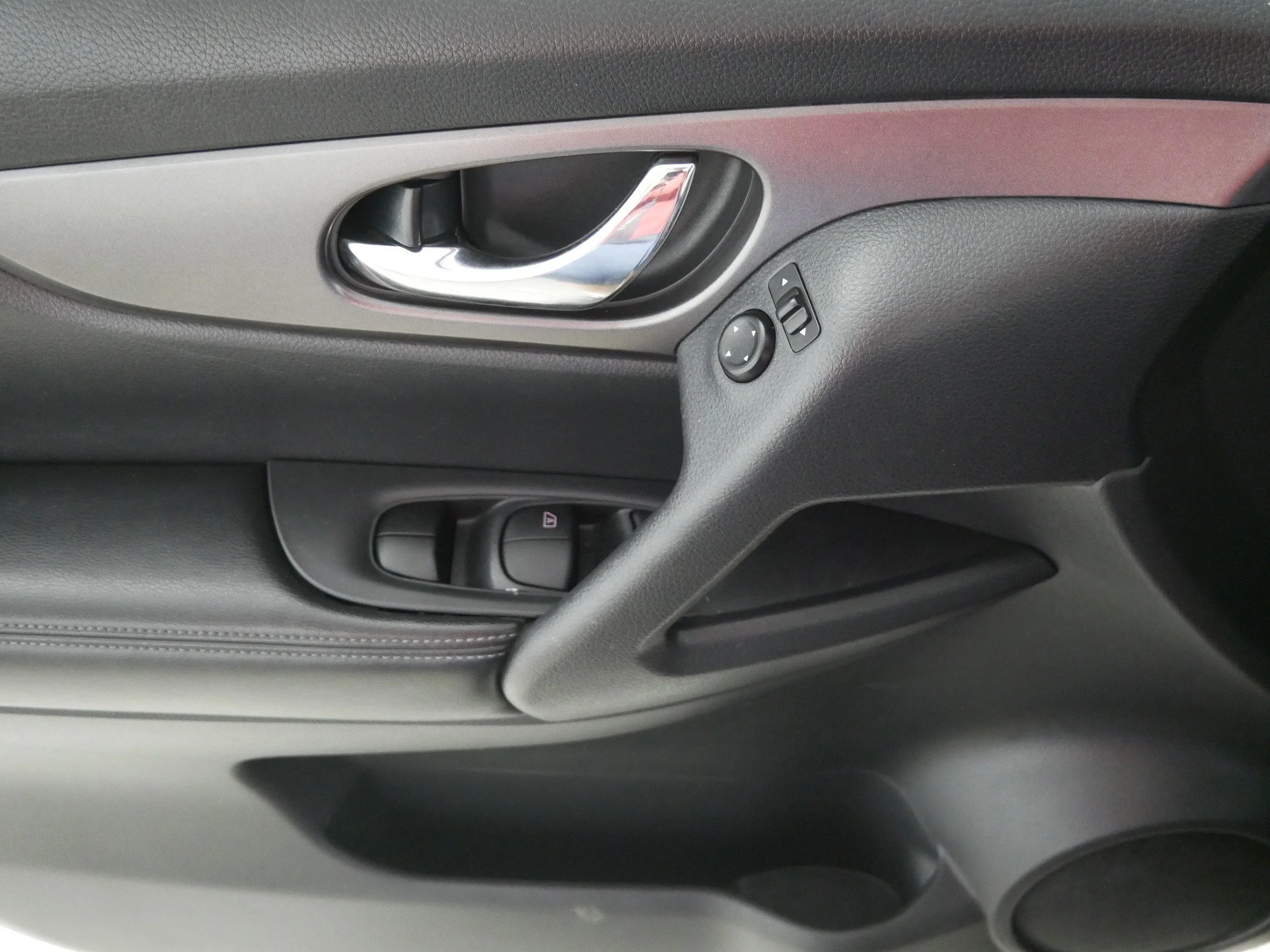 Used 2016 Cayenne Red Nissan S image 19