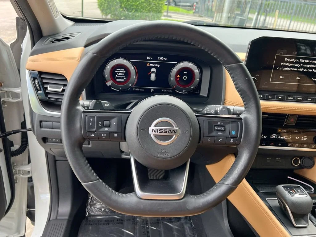 Used 2021 Pearl White Nissan Platinum image 13
