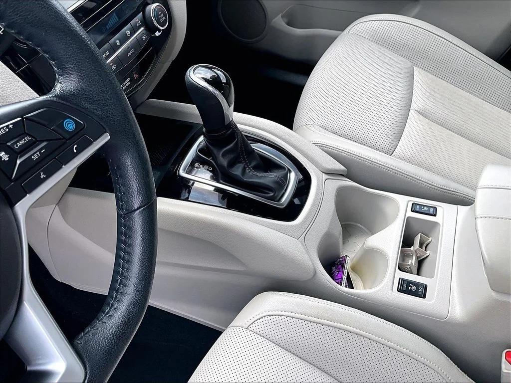 Used 2022 White Nissan SL image 21